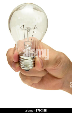 Close up man mano che tiene la lampadina luce isolate su sfondo bianco Foto Stock