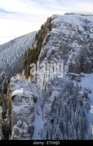 In inverno il paesaggio di montagna delle montagne Ceahlau in Romania Foto Stock