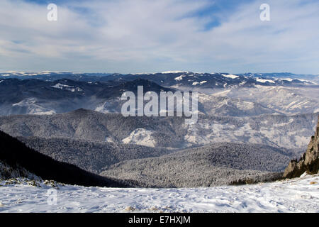 Vista dall'alto da Ceahlau montagne nella stagione invernale Foto Stock