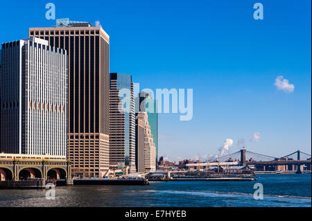 Noi, New York City. La parte inferiore di Manhattan visto da Staten Island Ferry. Batteria edificio marittima Ferry Terminal. Foto Stock