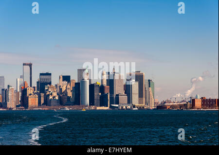 Noi, New York City. La parte inferiore di Manhattan visto da Staten Island Ferry. Foto Stock