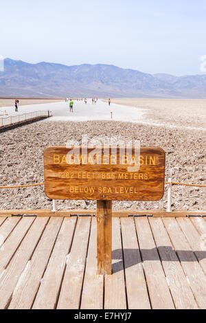 Cartello al bacino Badwater, Valle della Morte, il punto più basso negli Stati Uniti. Foto Stock