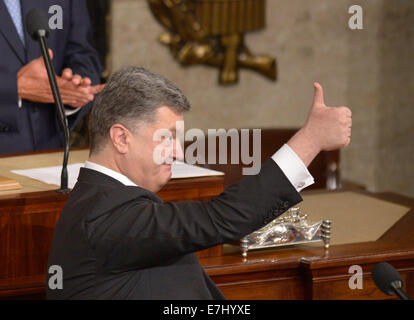 Washington, DC, Stati Uniti d'America. Xviii Sep, 2014. Il presidente ucraino Petro Poroshenko guestures affrontando una sessione congiunta degli Stati Uniti Congresso negli Stati Uniti Campidoglio in Washington, DC, Stati Uniti, Sett. 18, 2014. Petro Poroshenko giovedì chiesto U.S. Congresso per un maggiore sostegno per la lotta contro i ribelli del paese orientale. Credito: Yin Bogu/Xinhua/Alamy Live News Foto Stock