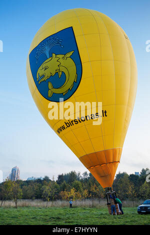 Minsk, Bielorussia - 14 Settembre 2014: IL PRIMO CAMPIONATO OPEN di Bielorussia sullo sport aeronautici.giallo grandi palloni aerostatici. Foto Stock