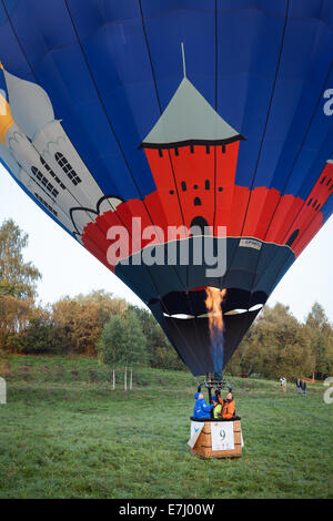 Minsk, Bielorussia - 14 Settembre 2014: IL PRIMO CAMPIONATO OPEN di Bielorussia sullo sport aeronautici.Blu battenti palloncino. Foto Stock