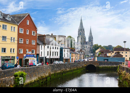 Cork, Irlanda. Saint Fin Barre la cattedrale e il fiume Lee, la città di Cork, nella contea di Cork, Repubblica di Irlanda Foto Stock