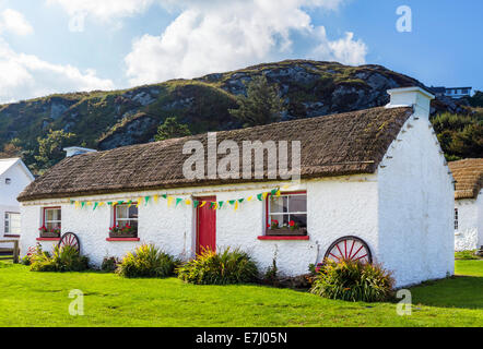 Cottage con il tetto di paglia al Folk Village e il centro del patrimonio, Doonalt, Glencolmcille, County Donegal, Repubblica di Irlanda Foto Stock