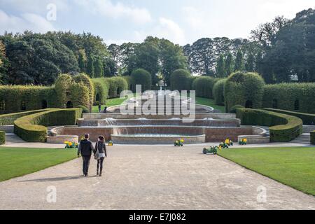 Un paio di camminare verso la grande cascata a Alnwick Giardino del Northumberland England Regno Unito Foto Stock