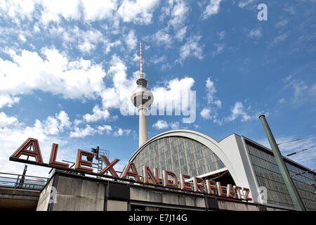 La torre della TV in Alexanderplatz di Berlino, Germania. Foto Stock