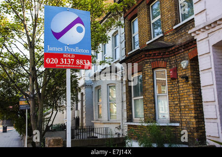 Un cartello immobiliare per lasciare fuori case a schiera in South London Inghilterra Regno Unito Regno Unito Foto Stock