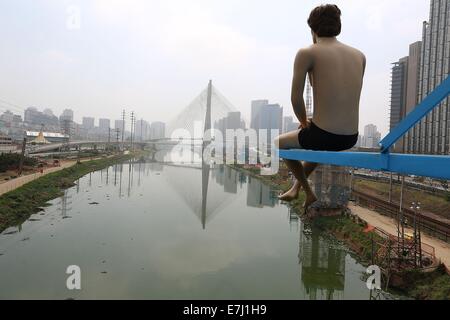 Sao Paulo, Brasile. Xviii Sep, 2014. Una installazione di artista brasiliano Eduardo Srur è visualizzata su uno dei ponti che attraversano il fiume Pinheiros in Sao Paulo, Brasile, sul Sett. 18, 2014. Fiume Pinheiros è una delle principali vie navigabili che fluisce attraverso di Sao Paulo e anche uno dei fiumi più inquinati d. La mostra mira a sensibilizzare la società circa l'inquinamento del fiume. Credito: Rahel Patrasso/Xinhua/Alamy Live News Foto Stock