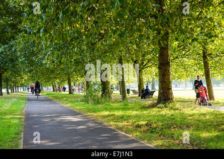 I visitatori di Clapham Common Park nel Sud di Londra England Regno Unito Regno Unito Foto Stock