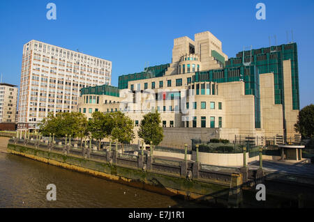 Il Secret Intelligence Service [SIS] MI6 headquarters building a Vauxhall Cross a Londra England Regno Unito Regno Unito Foto Stock