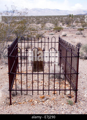 Tomba storica nell'antico cimitero di Rhyolite, Nevada, un inquietante ricordo della vita e della morte nella fiorente città fantasma del deserto. Foto Stock