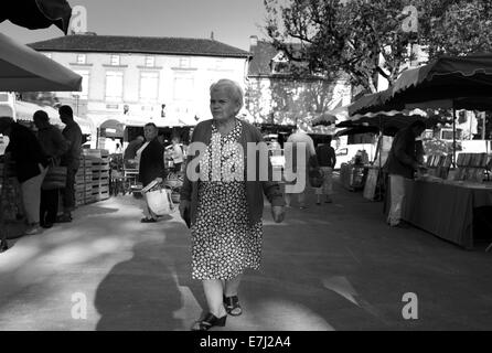 Old Lady a Cazals mercato, Valle del Lot Foto Stock