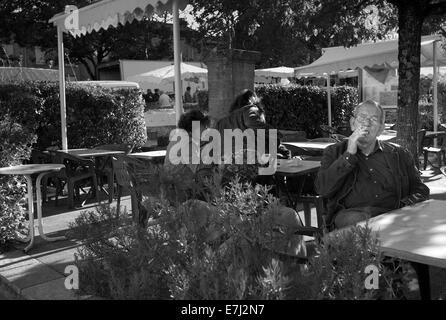 Uomo di fumare a Cazals mercato, Valle del Lot Foto Stock