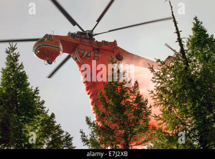 Un S-64 Erickson Air-Crane elicottero scende ritardante del fuoco sulla felice complesso Camp fuoco nel Klamath National Forest Settembre 18, 2014 in Yreka, California. Il fuoco ha consumato 125,788 acri e 68% contenuta. Foto Stock