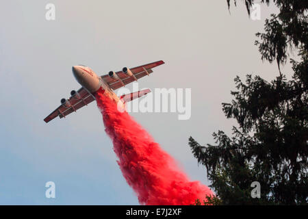 Un BAE 146 petroliera aria scende ritardante del fuoco sulla felice complesso Camp fuoco nel Klamath National Forest Settembre 18, 2014 in Yreka, California. Il fuoco ha consumato 125,788 acri e 68% contenuta. Foto Stock