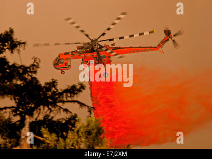 Un S-64 Erickson Air-Crane elicottero scende ritardante del fuoco sulla felice complesso Camp fuoco nel Klamath National Forest Settembre 18, 2014 in Yreka, California. Il fuoco ha consumato 125,788 acri e 68% contenuta. Foto Stock