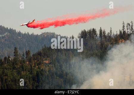 Un aria pesante tanker gocce di ritardante del fuoco sulla felice complesso Camp fuoco nel Klamath National Forest Settembre 18, 2014 in Yreka, California. Il fuoco ha consumato 125,788 acri e 68% contenuta. Foto Stock