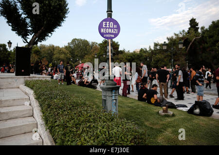 Keratsini, Grecia. 18 Settembre, 2014. Marcatura di dimostrazione di un anno del accoltellato di 34 anno vecchio rapper Pavlos Fyssas. Salonicco Grecia il 18 settembre 2014. L'anti-rapper fascista fatalmente pugnalato nella classe operaia quartiere di Atene di Keratsini presto su 18 Settembre 2013 da un 45-anno-vecchio Conducente di autocarri che più tardi avrebbe confessato il suo Golden Dawn affiliazione alla polizia. Credito: Konstantinos Tsakalidis/Alamy Live News Foto Stock