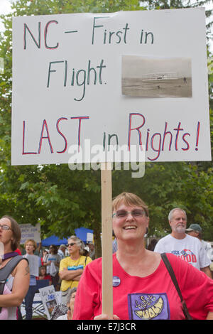 Asheville, North Carolina, - 4 Agosto 2014: Donna detiene il segno protestando Carolina del Nord è la mancanza di diritti a Lunedì morale rally Foto Stock