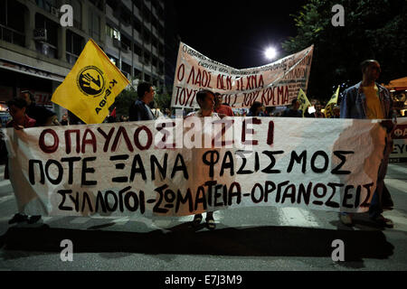 Keratsini, Grecia. 18 Settembre, 2014. Marcatura di dimostrazione di un anno del accoltellato di 34 anno vecchio rapper Pavlos Fyssas. Salonicco Grecia il 18 settembre 2014. L'anti-rapper fascista fatalmente pugnalato nella classe operaia quartiere di Atene di Keratsini presto su 18 Settembre 2013 da un 45-anno-vecchio Conducente di autocarri che più tardi avrebbe confessato il suo Golden Dawn affiliazione alla polizia. Credito: Konstantinos Tsakalidis/Alamy Live News Foto Stock