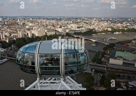 Il London Eye, la capsula sul fiume Tamigi Westminster Londra Inghilterra Gran Bretagna Regno Unito Regno Unito. Foto Stock