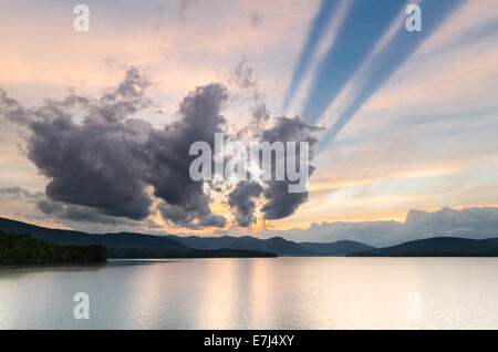 Tramonto spettacolare al serbatoio ashokan in upstate new york. Il serbatoio ashokan fornisce nyc con approvvigionamento di acqua.. Foto Stock