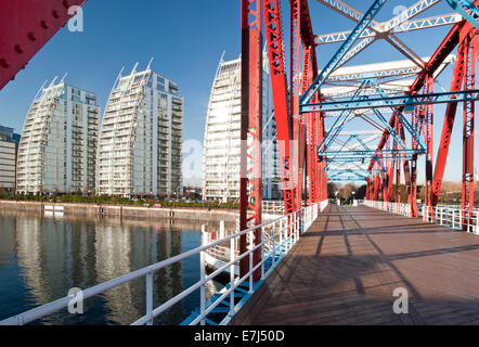 NV Appartamenti & Detroit il Ponte Girevole, Huron bacino, Salford Quays, Greater Manchester, Inghilterra, Regno Unito Foto Stock