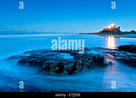 Il castello di Bamburgh da rocce Harkess al crepuscolo, Bamburgh, Northumberland, England, Regno Unito Foto Stock