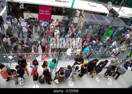 Sydney, Australia. Xix Sep, 2014. Centinaia di persone si erano messi in coda al di fuori del flagship store di Apple su George Street, Sydney per tutta la notte davanti a iPhone 6 release. Le code sono andato lungo George Street, King Street, York Street e Market Street. Nella foto sono persone in coda su George Street presi dall'interno dell'Apple store. Copyright Credit: 2014 Richard Milnes/Alamy Live News. Foto Stock
