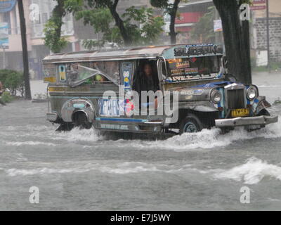 Quezon City, Filippine. Xix Sep, 2014. Typhoon Mario (nome internazionale: Typhoon Fung Wong) portato gravi inondazioni che hanno colpito la città di Quezon Credito: Sherbien Dacalanio/Alamy Live News Foto Stock