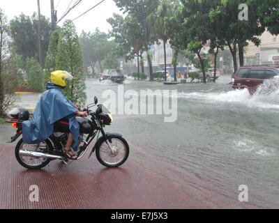 Quezon City, Filippine. Xix Sep, 2014. Typhoon Mario (nome internazionale: Typhoon Fung Wong) portato gravi inondazioni che hanno colpito la città di Quezon Credito: Sherbien Dacalanio/Alamy Live News Foto Stock