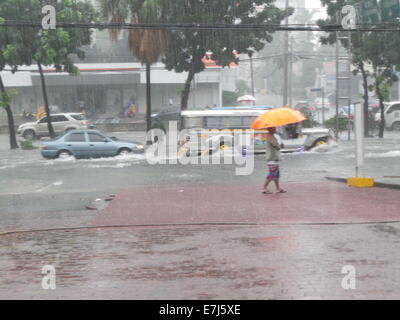 Quezon City, Filippine. Xix Sep, 2014. Typhoon Mario (nome internazionale: Typhoon Fung Wong) portato gravi inondazioni che hanno colpito la città di Quezon Credito: Sherbien Dacalanio/Alamy Live News Foto Stock