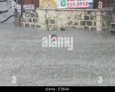 Quezon City, Filippine. Xix Sep, 2014. Typhoon Mario (nome internazionale: Typhoon Fung Wong) portato gravi inondazioni che hanno colpito la città di Quezon Credito: Sherbien Dacalanio/Alamy Live News Foto Stock