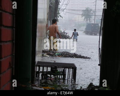 Quezon City, Filippine. Xix Sep, 2014. Typhoon Mario (nome internazionale: Typhoon Fung Wong) portato gravi inondazioni che hanno colpito la città di Quezon Credito: Sherbien Dacalanio/Alamy Live News Foto Stock