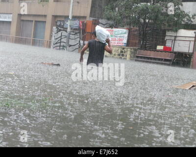 Quezon City, Filippine. Xix Sep, 2014. Typhoon Mario (nome internazionale: Typhoon Fung Wong) portato gravi inondazioni che hanno colpito la città di Quezon Credito: Sherbien Dacalanio/Alamy Live News Foto Stock