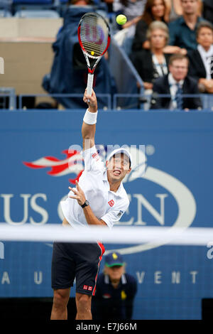 New York City, NY, STATI UNITI D'AMERICA. 8 Sep, 2014. Kei Nishikori (JPN), 8 settembre 2014 - Tennis : Kei Nishikori del Giappone serve in uomini singoli partita finale il giorno quindici del 2014 U.S. Aprire presso l'USTA Billie Jean King National Tennis Center nel quartiere di lavaggio del Queens borough di New York City, NY, Stati Uniti. © AFLO/Alamy Live News Foto Stock