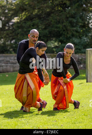 Akademi South Asian Dance esecuzione al di fuori di Kendal Chiesa Parrocchiale durante il 2014 Kendal Mintfest Foto Stock