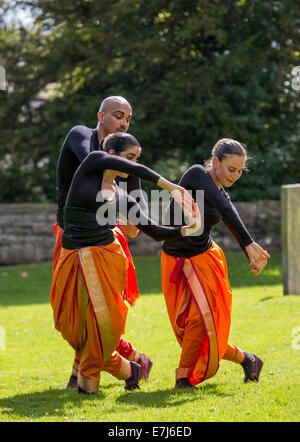 Akademi South Asian Dance esecuzione al di fuori di Kendal Chiesa Parrocchiale durante il 2014 Kendal Mintfest Foto Stock
