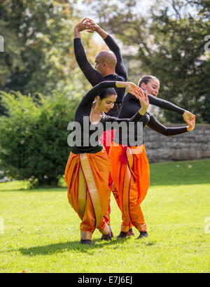 Akademi South Asian Dance esecuzione al di fuori di Kendal Chiesa Parrocchiale durante il 2014 Kendal Mintfest Foto Stock