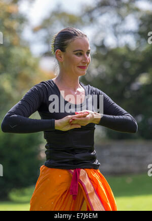 Akademi South Asian Dance esecuzione al di fuori di Kendal Chiesa Parrocchiale durante il 2014 Kendal Mintfest Foto Stock