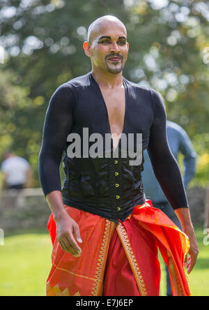 Akademi South Asian Dance esecuzione al di fuori di Kendal Chiesa Parrocchiale durante il 2014 Kendal Mintfest Foto Stock
