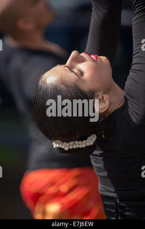 Akademi South Asian Dance esecuzione al di fuori di Kendal Chiesa Parrocchiale durante il 2014 Kendal Mintfest Foto Stock