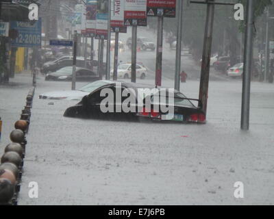 Typhoon Mario causato inondazioni in Quezon City come stima della sua quantità di pioggia è da 7 - 20 mm per ora(da moderata a intensa) entro la tempesta tropicale di 350 km di diametro. © Sherbien Dacalanio/Pacific Press/Alamy Live News Foto Stock