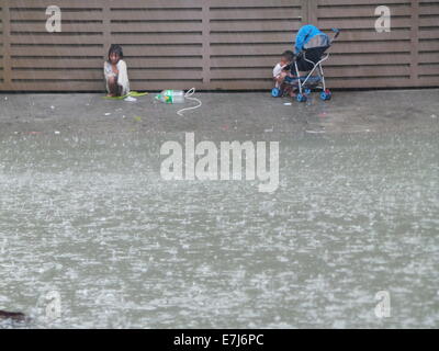 Typhoon Mario causato inondazioni in Quezon City come stima della sua quantità di pioggia è da 7 - 20 mm per ora(da moderata a intensa) entro il stropical tempesta di 350 km di diametro. © Sherbien Dacalanio/Pacific Press/Alamy Live News Foto Stock