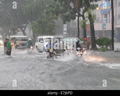 Veicoli che transitano lungo allagato Quezon Avenue. Typhoon Marion portare 7 - 20 mm di pioggia acqua per ora che ha provocato alluvioni in Quezon City. © Sherbien Dacalanio/Pacific Press/Alamy Live News Foto Stock