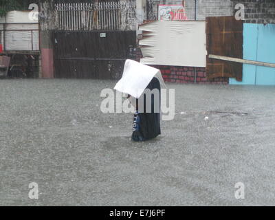 Typhoon Mario causato inondazioni in Quezon City come stima della sua quantità di pioggia è da 7 - 20 mm per ora(da moderata a intensa) entro la tempesta tropicale di 350 km di diametro. © Sherbien Dacalanio/Pacific Press/Alamy Live News Foto Stock