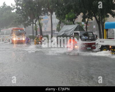 Veicoli passando attraverso Quezon Avenue come Mario tifone causato inondazioni nella città di Quezon dovuta alla stima della sua quantità di pioggia è da 7 - 20 mm per ora(da moderata a intensa) entro la tempesta tropicale di 350 km di diametro. © Sherbien Dacalanio/Pacific Press/Alamy Live News Foto Stock